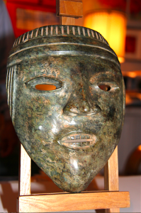 Una m&aacute;scara de piedra prehisp&aacute;nica ecuatoriana, parte de la colecci&oacute;n privada de Don Jaime Andrade Vargas, que incluye varias piezas arqueol&oacute;gicas de Per&uacute;, Ecuador y M&eacute;xico.