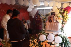 Entre el dolor y la indignaci&oacute;n, los familiares y vecinos de la ni&ntilde;a de siete a&ntilde;os violentada y asesinada en M&eacute;xico se despidieron este martes de la menor con una misa de cuerpo presente para recordarla