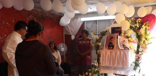Entre el dolor y la indignación, los familiares y vecinos de la niña de siete años violentada y asesinada en México se despidieron este martes de la menor con una misa de cuerpo presente para recordarla