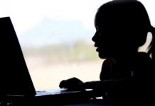 "El 45 % de los padres hispanos nunca ha recibido instrucción acerca de la seguridad en línea", añadió el informe.