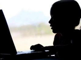 Familias latinas, "incómodas" hablando con sus hijos de seguridad en internet "El 45 % de los padres hispanos nunca ha recibido instrucción acerca de la seguridad en línea", añadió el informe.