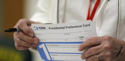 El uso de una nueva aplicación móvil para reportar los resultados y que no había sido probada previamente, parece haber sido la causante de la confusión generada entre los responsables de las asambleas.