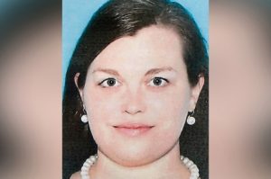 Hannah Roemhild, una cantante de opera arrestada el viernes por pasarse controles de seguridad en la residencia de invierno del presidente Donald Trump, se rehus&oacute; a acudir este s&aacute;bado a su primera audiencia