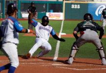Los exjugadores saltaron al campo junto e hicieron el lanzamiento de honor previo al partido de la Serie del Caribe 2020 entre los puertorriqueños Cangrejeros de Santurc