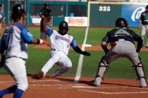 Los exjugadores saltaron al campo junto e hicieron el lanzamiento de honor previo al partido de la Serie del Caribe 2020 entre los puertorrique&ntilde;os Cangrejeros de Santurc