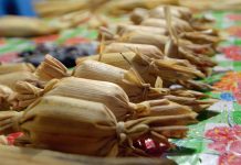 Indígenas conservan legado prehispánico del tamal en el sureste de México La tradición de comer tamales el Día de la Candelaria está relacionada con el uso ceremonial que tenía dicho alimento en las diversas festividades prehispánicas.