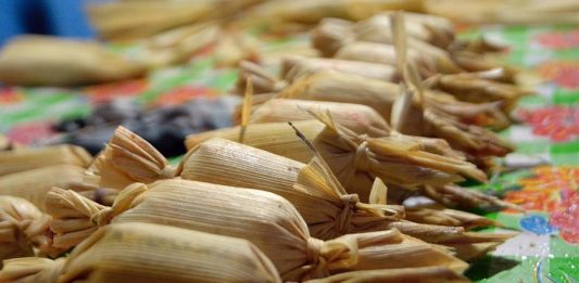 La tradición de comer tamales el Día de la Candelaria está relacionada con el uso ceremonial que tenía dicho alimento en las diversas festividades prehispánicas.
