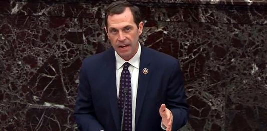 "Les transmito en nombre de la Cámara de Representantes que su obligación les exige condenar al presidente Trump", señaló en la sesión de hoy Jason Crow.