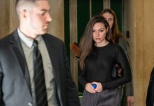 Defensa de Weinstein acusa a una denunciante clave de manipular al productor Mann no perdió la compostura, excepto por un momento en el que explicó que Weinstein orinó sobre ella y, con voz temblorosa, afirmó ante los presentes haber sentido "asco" y "conmoción"
