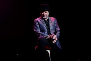 El accidente que sufrió ayer Joaquín Sabina, que de un susto ha pasado a un problema más grave pero controlado, se une a una larga serie de episodios médicos que a sus 71 años, cumplidos precisamente ayer, le hacen tener un estado de salud más precario