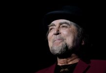 Joaquín Sabina ha abandonado la Unidad de Cuidados Intensivos del Hospital Rúber Internacional de Madrid, donde prosigue su recuperación tras la grave caída