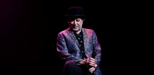 El accidente que sufrió ayer Joaquín Sabina, que de un susto ha pasado a un problema más grave pero controlado, se une a una larga serie de episodios médicos que a sus 71 años, cumplidos precisamente ayer, le hacen tener un estado de salud más precario