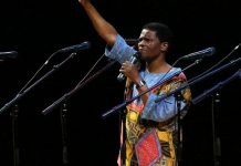 Muere Joseph Shabalala, fundador del coro sudafricano Ladysmith Black Mambazo El cantante Joseph Shabalala, fundador y exdirector musical del famoso grupo coral sudafricano Ladysmith Black Mambazo, ganador de cinco Grammys, falleció este martes a los 78 años