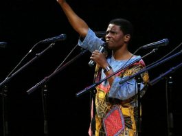 El cantante Joseph Shabalala, fundador y exdirector musical del famoso grupo coral sudafricano Ladysmith Black Mambazo, ganador de cinco Grammys, falleció este martes a los 78 años