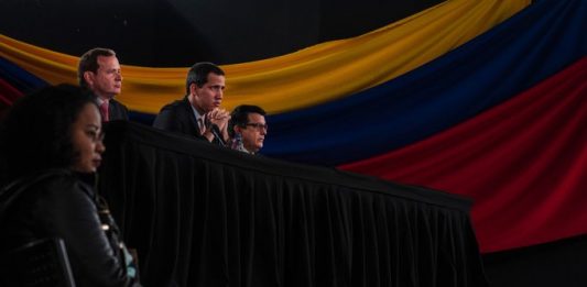 "El mensaje lo recibí y aquí está la respuesta: adelante y con fuerza", dijo Guaidó durante una rueda de prensa.