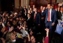 Guaidó sorprende a sus compatriotas en "Doralzuela", la Venezuela de Miami "Hoy, mañana, Miami es Venezuela pero también es Latinoamérica, también es la libertad!", dijo Guaidó a los venezolanos.