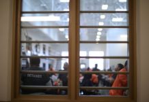 Jueces piden a ICE que no deporte a migrantes con juicios pendientes La queja de los magistrados se da días después de que ICE criticase a las autoridades locales por liberar a inmigrantes al amparo de las "políticas santuario".