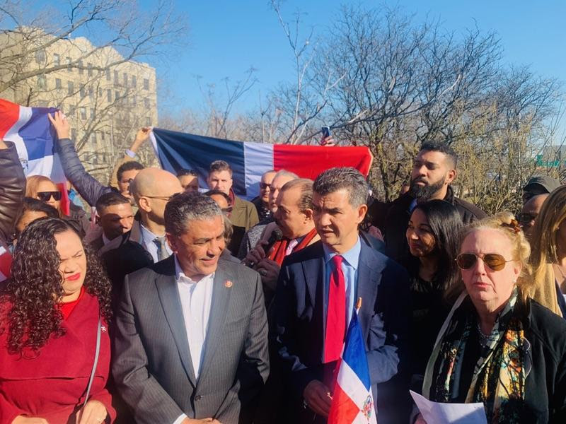 El Consejal Ydanis Rodriguez, Congresista Adriano Espaillat, Asambleista Carmen De La Rosa, y residentes de la comunidad tuvieron un co-nombramiento de calle para honrar, celebrar y conmemorar el D&iacute;a de la Independencia.