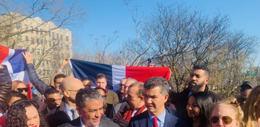 El Consejal Ydanis Rodriguez, Congresista Adriano Espaillat, Asambleista Carmen De La Rosa, y residentes de la comunidad tuvieron un co-nombramiento de calle para honrar, celebrar y conmemorar el Día de la Independencia.
