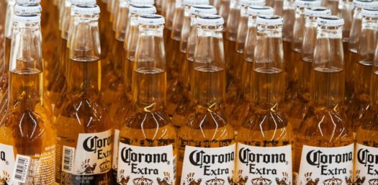 Una encuesta en EE.UU. revela que un 38 % de los cerveceros no la compraría "bajo ninguna circunstancia" por recordar la marca al virus chino.