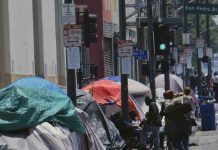Según un conteo hecho el año pasado en el área metropolitana de Los Ángeles, el número de personas que duermen en las calles aumentó el 12 % respecto a 2018.