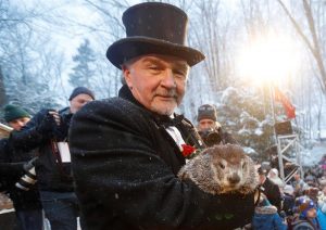 La marmota Phil, el animal "meteor&oacute;logo" m&aacute;s famoso del mundo, sali&oacute; este domingo de su guarida en Punxsutawney y no vio su sombra