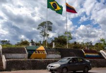 La xenofobia envenena la frontera de Brasil con Venezuela La situación siempre fue difícil en la frontera, pero la xenofobia ha comenzado a envenenar lentamente la ciudad brasileña de Pacaraima