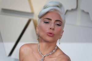 Después de un parón de más de tres años en el que Lady Gaga fue nominada al Óscar, ganó un Globo de Oro y compuso una de las bandas sonoras más exitosas de la década, la artista vuelve hoy al pop