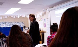 Los latinos mostraron aumento en los índices de graduación de escolaridad secundaria y disminución en los porcentajes de suspensión escolar en California