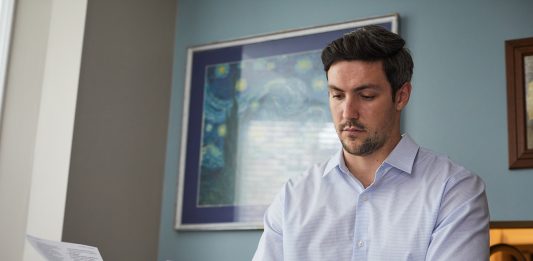 Cuando llegó a la sala de emergencias en julio de 2018, a Joshua Bates le dijeron que estaba a minutos de un apéndice roto. Nadie le dijo que el hospital estaba fuera de la red de su plan de salud a través de su trabajo. (Logan Cyrus para KHN)