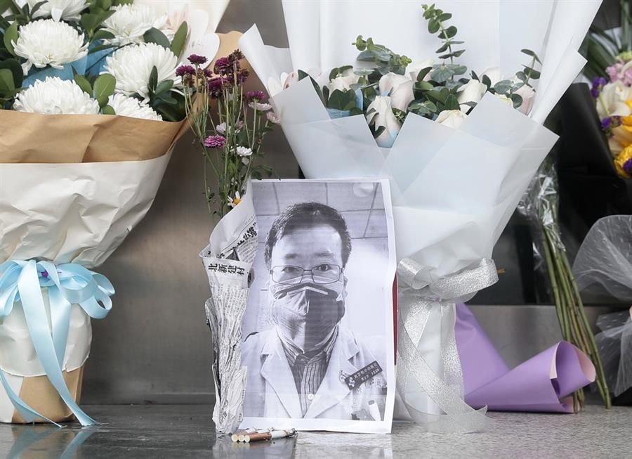 Una foto del Dr. Li Wenliang, el denunciante chino que intent&oacute; hacer sonar la alarma sobre el coronavirus pero fue reprendido por las autoridades