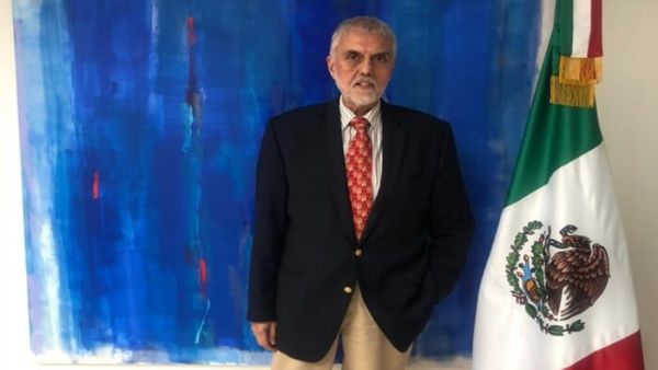 El encargado de negocios de la Embajada de M&eacute;xico en Bolivia, Edmundo Font, junto a otros diplom&aacute;ticos mexicanos, gestion&oacute; la salida de los pol&iacute;ticos bolivianos.