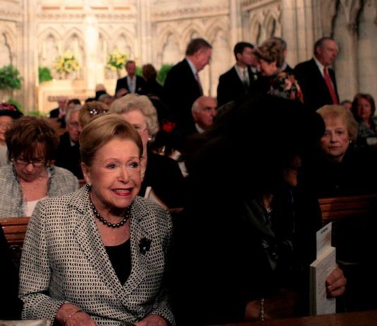 La escritora estadounidense Mary Higgins Clark, conocida como la "reina del suspense", ha muerto a los 92 años de edad.