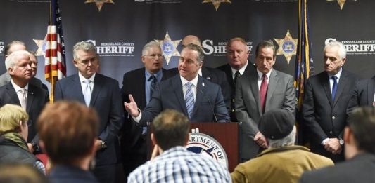 Matthew Albence, arremetió este jueves contra legisladores de Nueva York y aseguró que aprobar una ley que impide el acceso a agencias federales a la base de datos de inmigrantes indocumentados que solicitan carnés de conducir es "imprudente, irresponsable, innecesario y peligroso".