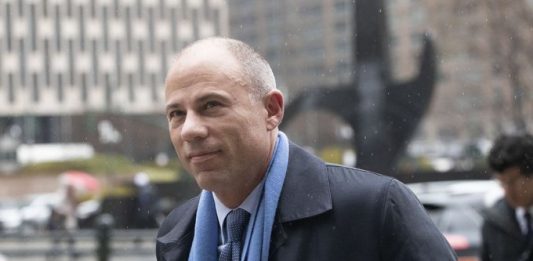 Avenatti, de 48 años, fue considerado culpable por el jurado de los tres cargos a los que se enfrentaba en este caso, que en principio pueden acarrear décadas en prisión.