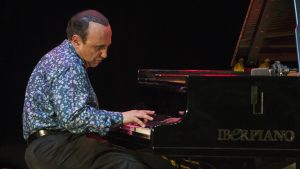 "Es importante seguir creando. No dormirse en los laureles, ese es mi credo", afirma en una entrevista el pianista y compositor dominicano Michel Camilo