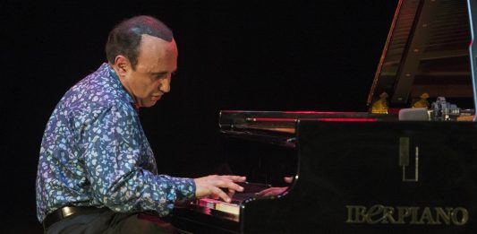 "Es importante seguir creando. No dormirse en los laureles, ese es mi credo", afirma en una entrevista el pianista y compositor dominicano Michel Camilo