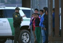 Video revela represión a migrantes centroamericanos en un centro de detención Un agente de la patrulla fronteriza estadounidense habla a un grupo de jóvenes migrantes centroamericanos tras ser detenidos en los margenes del Rio Bravo, en la fronteriza Ciudad Juárez (México).