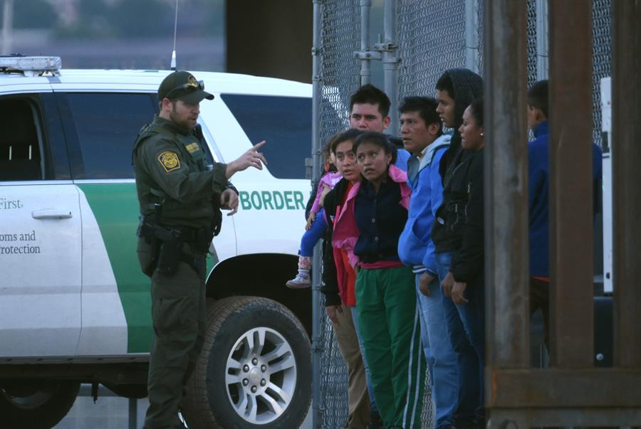 Un agente de la patrulla fronteriza estadounidense habla a un grupo de j&oacute;venes migrantes centroamericanos tras ser detenidos en los margenes del Rio Bravo, en la fronteriza Ciudad Ju&aacute;rez (M&eacute;xico).