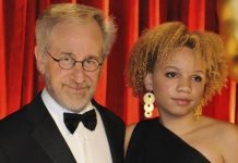 Una hija de Spielberg revela que quiere ser actriz porno y estríper Mikaela Spielberg, una de los siete hijos del cineasta estadounidense Steven Spielberg, ha revelado que quiere labrarse una carrera como actriz porno y bailarina erótica.