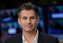La multinacional estadounidense Amazon anunció este lunes que contrató al alto ejecutivo de la japonesa Sony Mike Hopkins para que dirija su departamento de entretenimiento