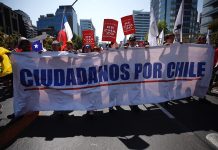 Chile, ¿una esperanza fallida? Varios miles de personas marcharon este sábado por las calles de un acaudalado barrio de Santiago de Chile para mostrar su postura en contra de la redacción de una nueva Constitución