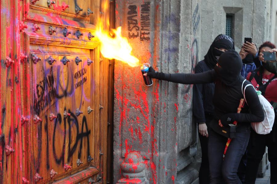 "Tu silencio es c&oacute;mplice", "Nos est&aacute;n matando" o "Presidente indiferente" fueron algunas de las reivindicaciones estampadas en la pared de la vivienda del mandatario.