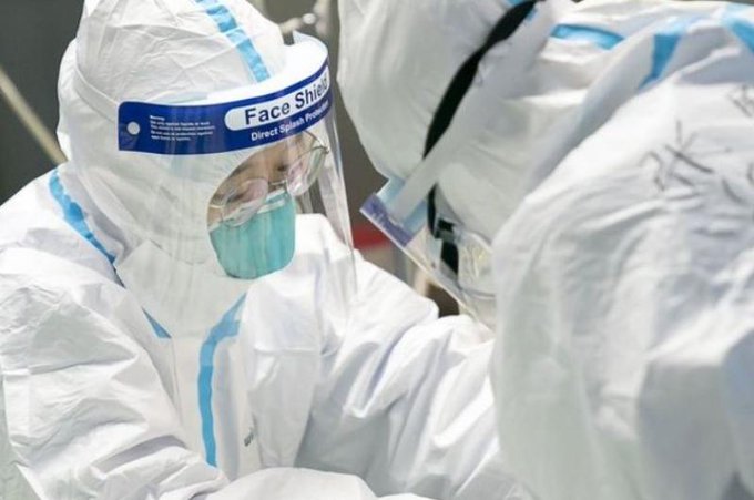 Las autoridades de salud tambi&eacute;n reportaron que un pasajero que lleg&oacute; anoche al Aeropuerto Internacional de Los &Aacute;ngeles fue puesto en cuarentena y llevado a la base militar en Riverside.