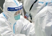 Las autoridades de salud también reportaron que un pasajero que llegó anoche al Aeropuerto Internacional de Los Ángeles fue puesto en cuarentena y llevado a la base militar en Riverside.