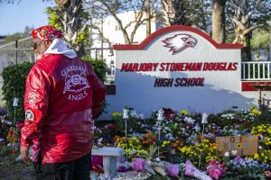 Dos a&ntilde;os despu&eacute;s del tiroteo que acab&oacute; con la vida de 14 estudiantes y 3 maestros, la comunidad de Parkland, en el sur de Florida, record&oacute; este viernes de San Valent&iacute;n a las v&iacute;ctimas de la tragedia