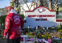 Jueza dice que escuelas no tenían que advertir sobre tiroteo de Parkland Dos años después del tiroteo que acabó con la vida de 14 estudiantes y 3 maestros, la comunidad de Parkland, en el sur de Florida, recordó este viernes de San Valentín a las víctimas de la tragedia