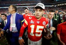 El joven mariscal de campo de los Los Chiefs de Kansas City, Patrick Mahomes, con dos pases de anotación decisivos en el cuarto periodo, que permitieron a su equipo vencer por 31-20 a los 49ers de San Francisco, en el Super Bowl LIV, fue elegido Jugador Más Valioso.