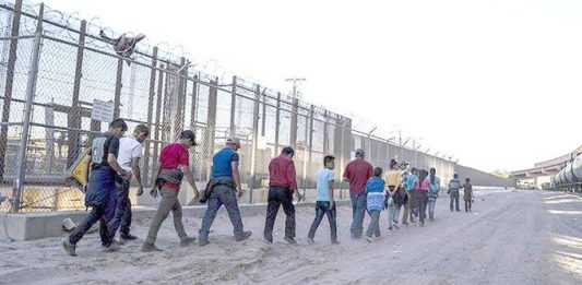 La organización American Inmigration Council calcula que cerca de 60.000 personas que buscaban asilo en EE.UU. han sido devueltas a México en el marco de este programa.