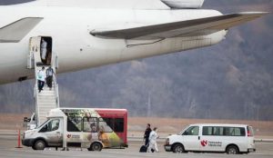 El personal sanitario que visit&oacute; bases militares estadounidenses donde hab&iacute;a ciudadanos en cuarentena por el coronavirus no hab&iacute;a recibido preparaci&oacute;n y carec&iacute;a del equipo necesario.